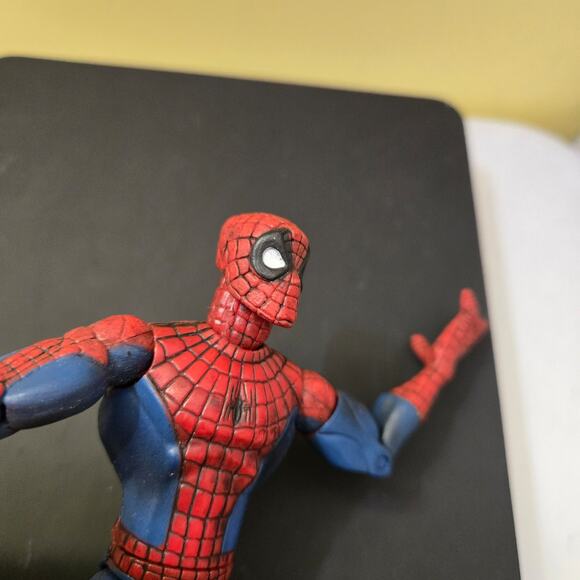 spiderman 2003 posable by Mattel.  Flaws - Picture 8 of 9